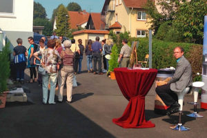 Viele Besucher: das freut auch Dirk Brill am Stand des Krematoriums